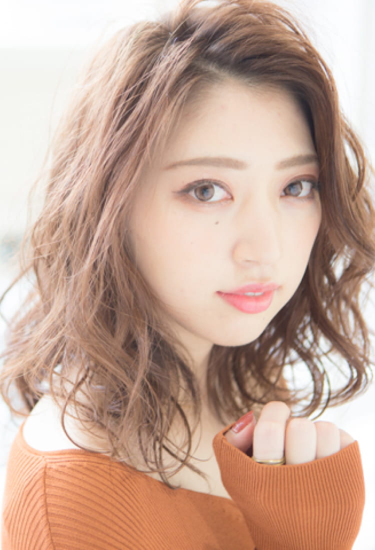 肩までの長さのウェーブヘアスタイルの女性のポートレート