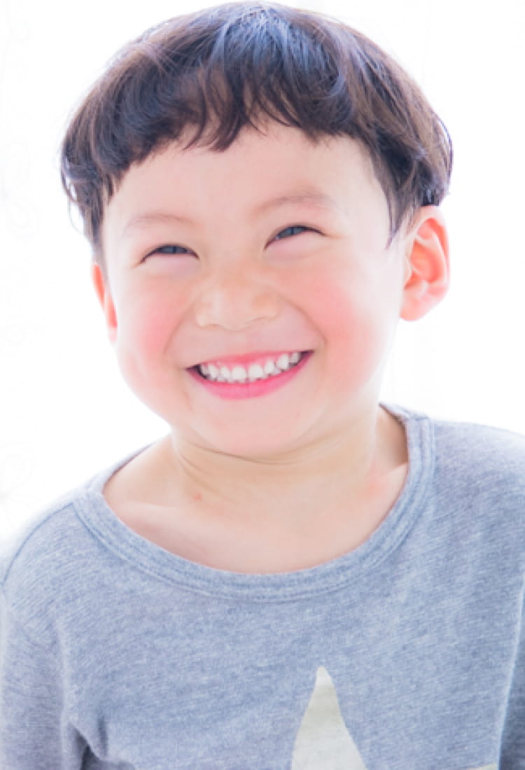笑顔の少年のポートレート