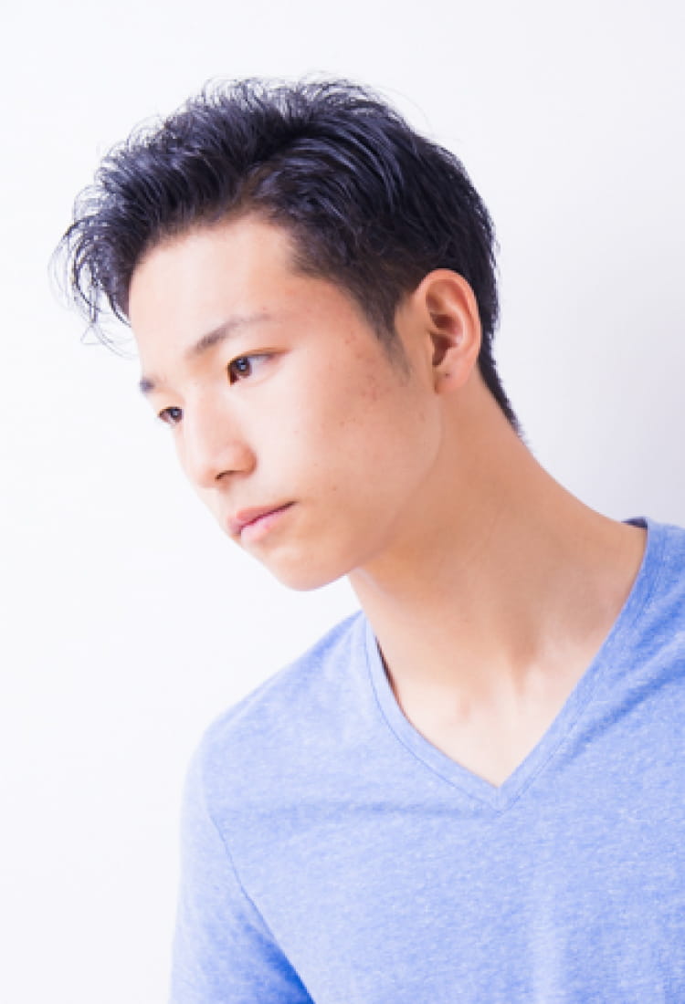 短いウェーブヘアスタイルの男性のポートレート