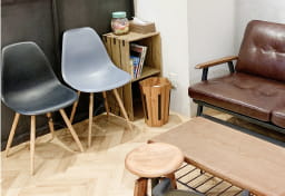 ヘアサロンのモダンで快適な待合室