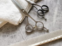 ヘアカット用のハサミとコームが並べられた様子