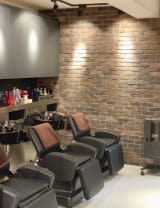 美容師がお客様の髪をカットしている様子